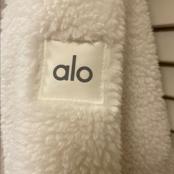 ALO Yoga Foxy Sherpa Jacket - Picture 5 of 11